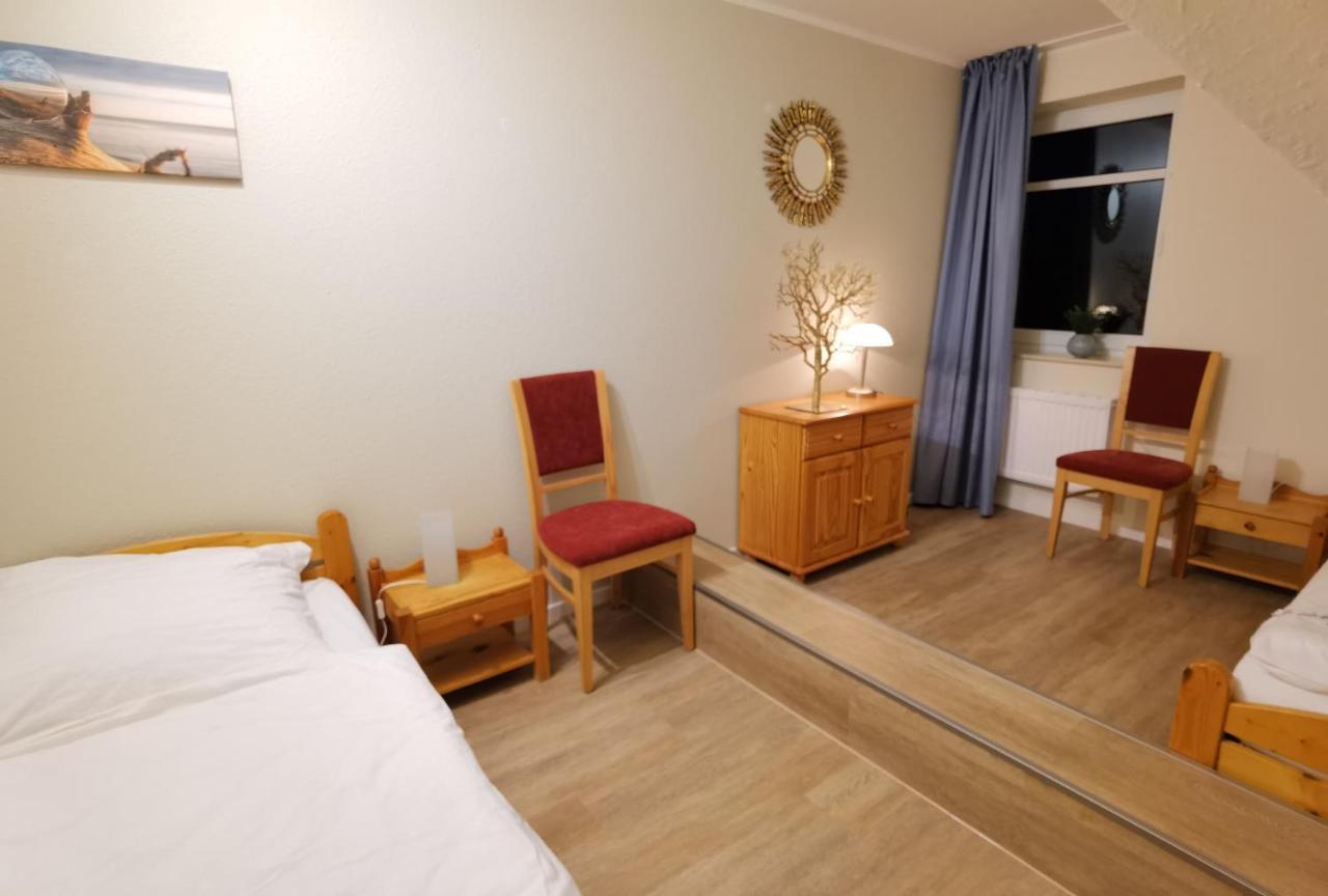 Schaake Hooksiel - Charmante Reetdachwohnung & Kostenfreier Parkplatz ภายนอก รูปภาพ