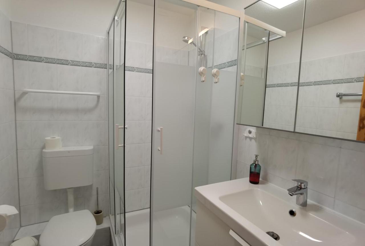 Schaake Hooksiel - Charmante Reetdachwohnung & Kostenfreier Parkplatz ภายนอก รูปภาพ
