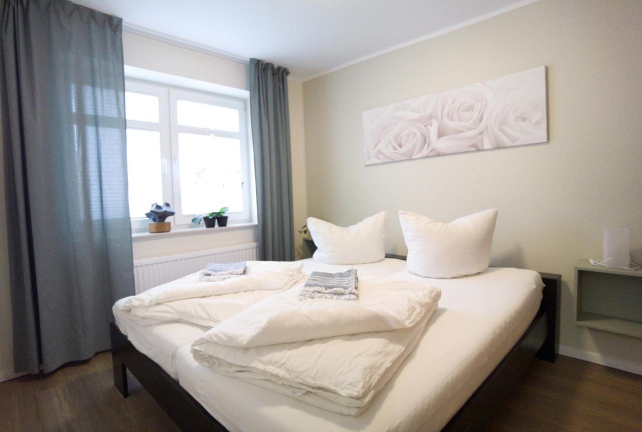 Schaake Hooksiel - Charmante Reetdachwohnung & Kostenfreier Parkplatz ภายนอก รูปภาพ