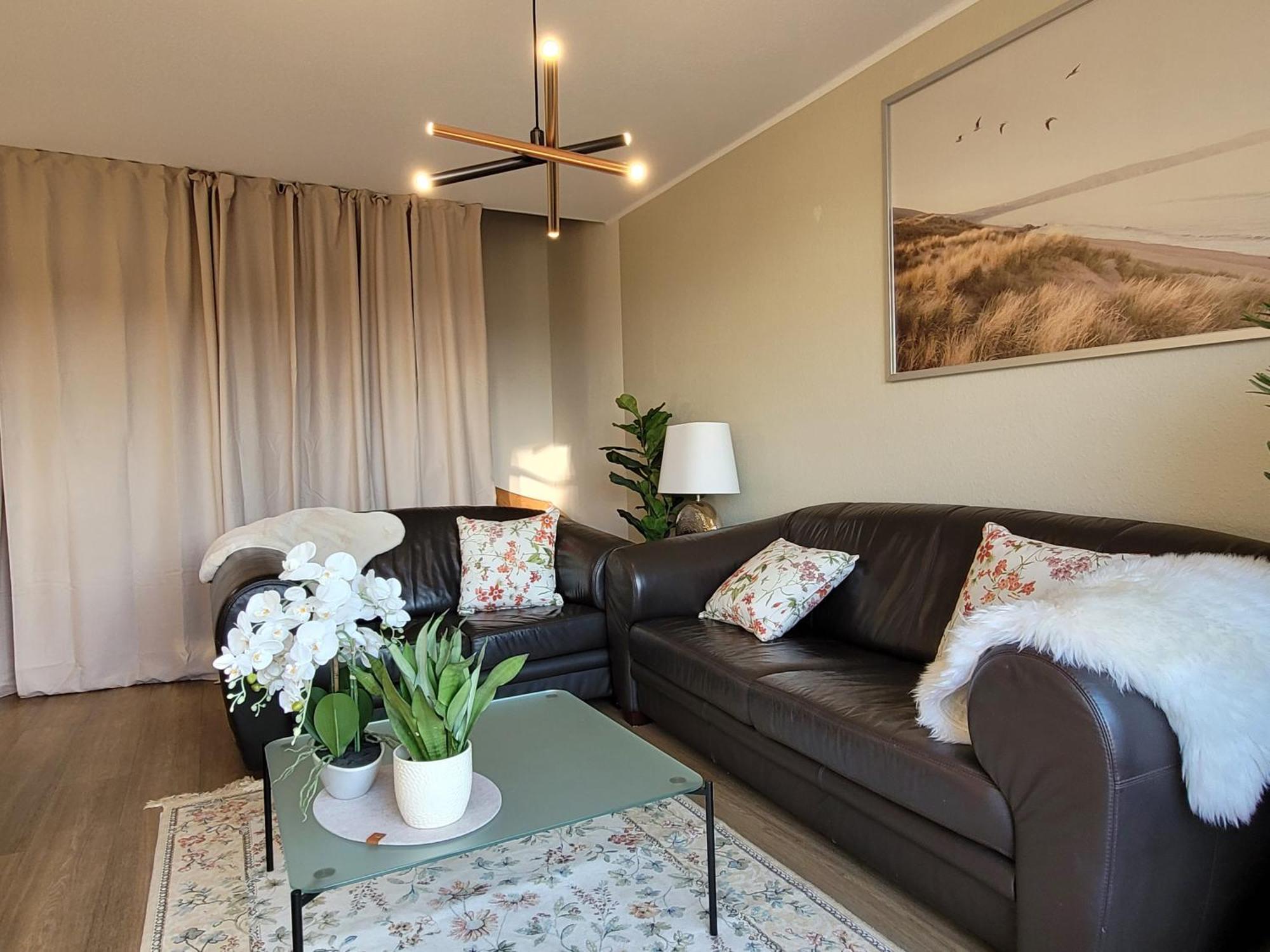 Schaake Hooksiel - Charmante Reetdachwohnung & Kostenfreier Parkplatz ภายนอก รูปภาพ